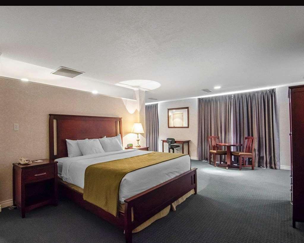 Ramada By Wyndham Whitecourt Hotel Room photo