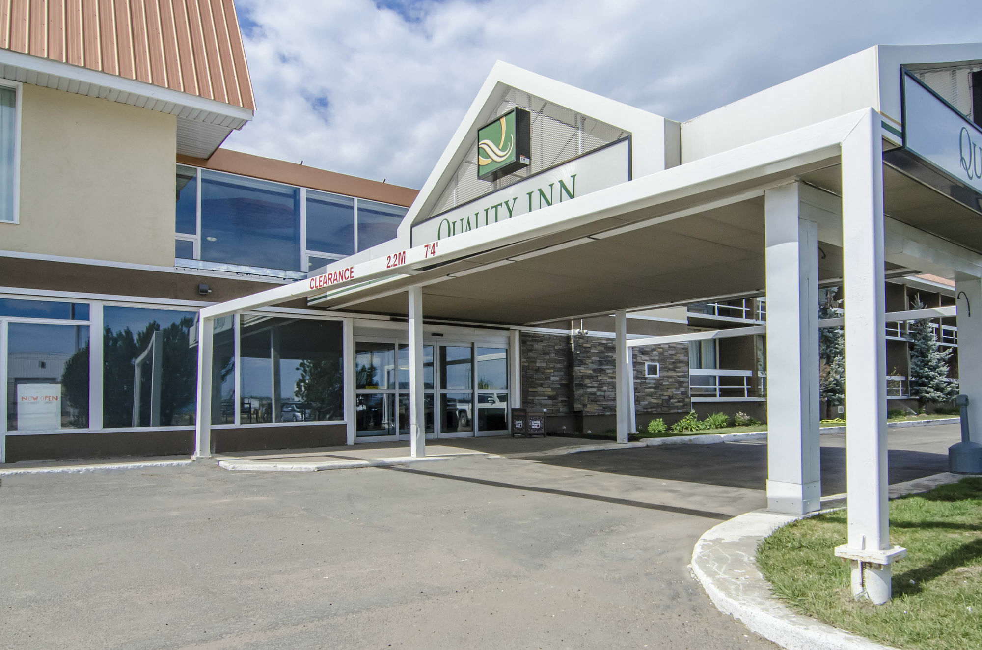 Ramada By Wyndham Whitecourt Hotel Exterior photo